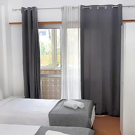 Host אכסניה *